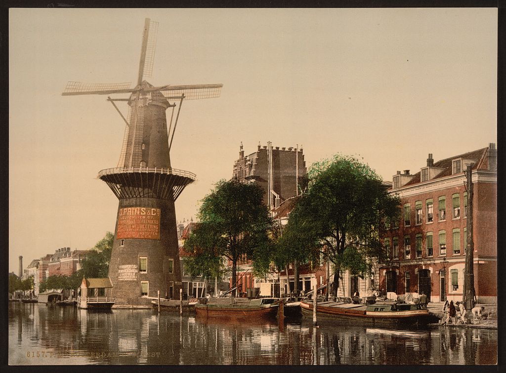 Het hart van het vooroorlogse Rotterdam: kerktorens, pakhuizen en een dicht stratenpatroon rond de Laurenskerk.